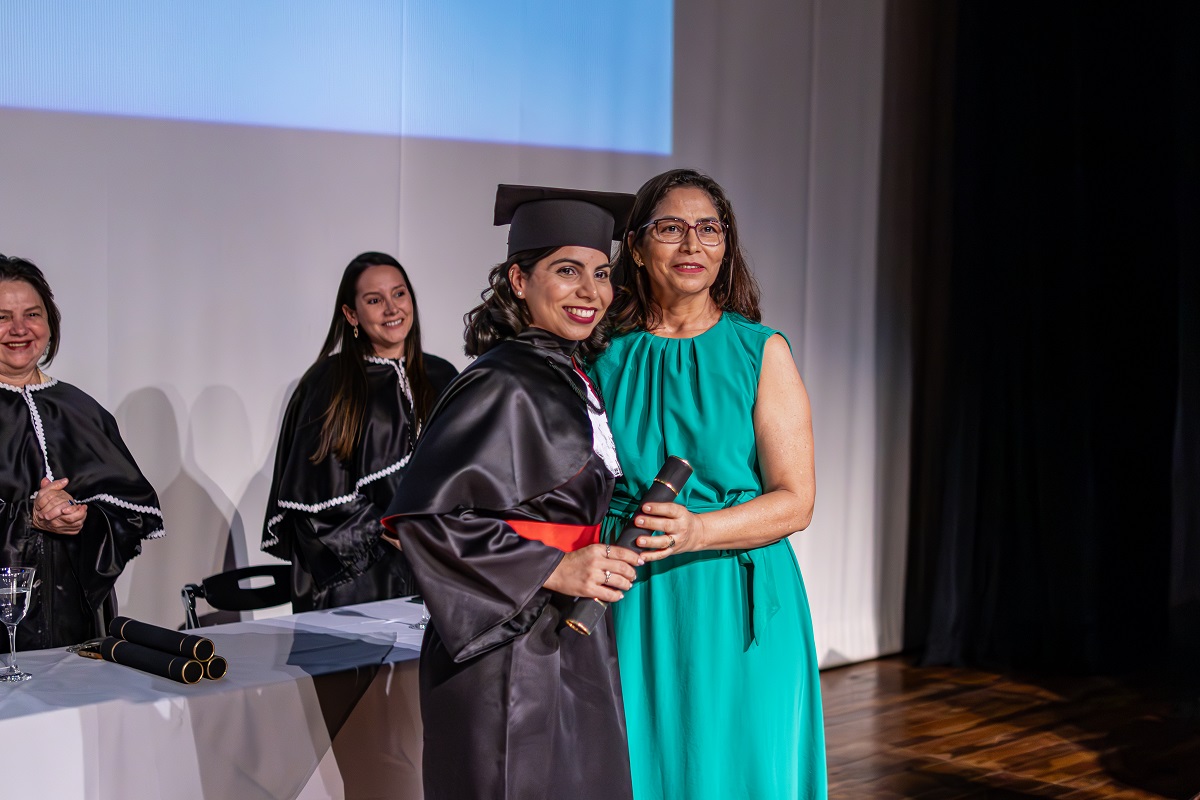 A formanda Bárbara e sua mãe Cleide Machado, professora do IFG